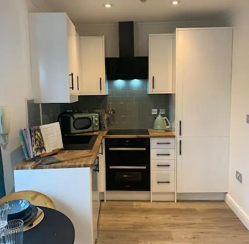 Alto - Lovely 2 Bedroom Serviced By Mint Daire *